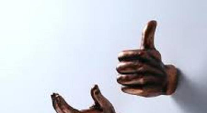 Gancho de parede com design inusitado de mãos