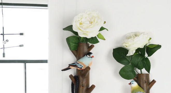 Gancho de parede criativo simula o galho de uma árvore