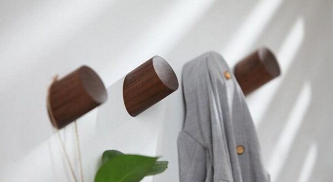 Gancho de parede de madeira simula o galho de uma árvore