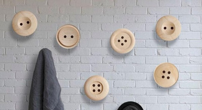 Gancho de parede em formato de botões encanta a decoração deste ambiente