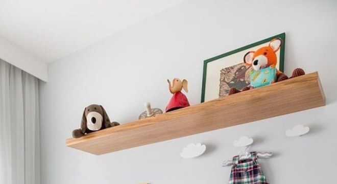 Gancho de parede em formato de nuvem decora o quarto do bebê