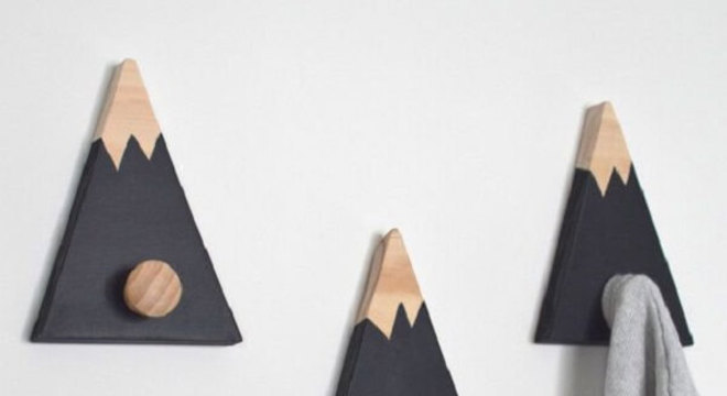 Gancho de parede em madeira auxilia na organização do cômodo