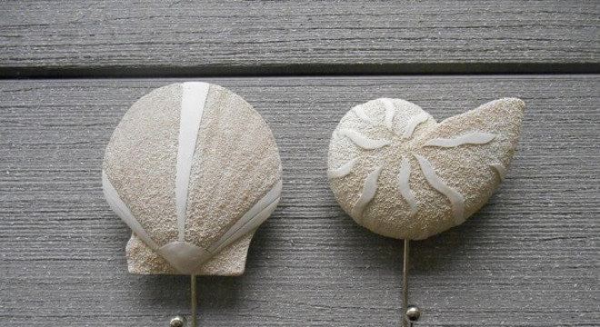 Gancho de parede feito com desenho de conchas do mar
