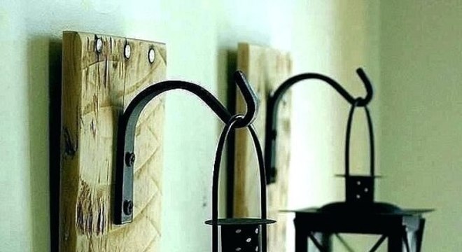 Gancho de parede feito de madeira serve de apoio para as velas do ambiente