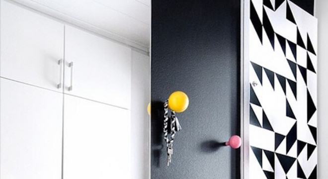 Gancho de parede feito em esfera colorida