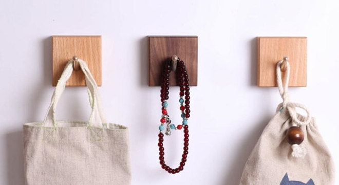 Gancho de parede feito em madeira