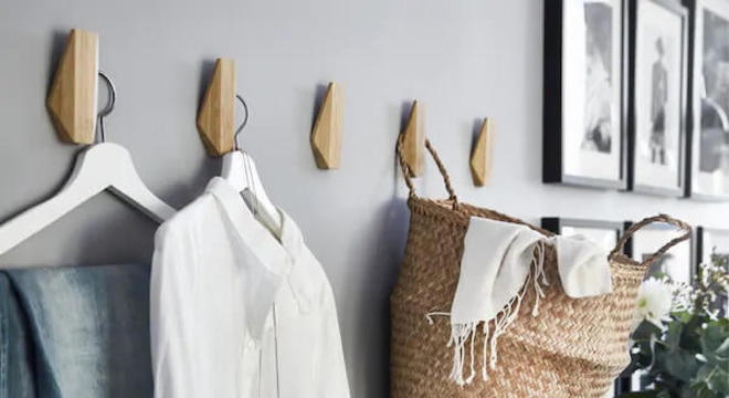 Gancho de parede feito em madeira com design delicado