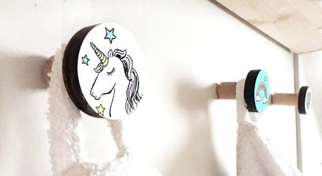 Gancho de parede feito em madeira com design infantil