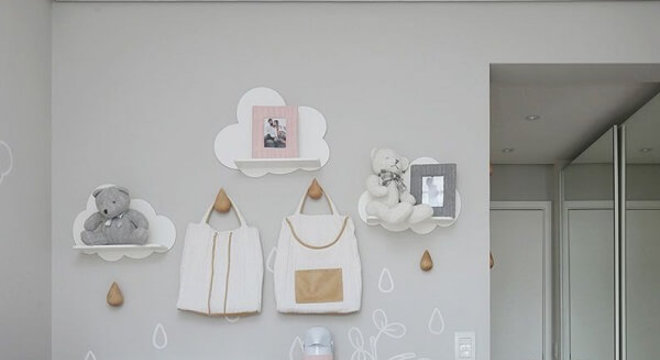 Gancho de parede feito em madeira complementa a decoração do quarto de bebê