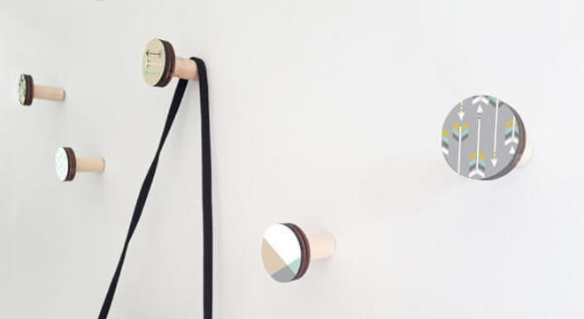 Gancho de parede feito em madeira em formato redondo