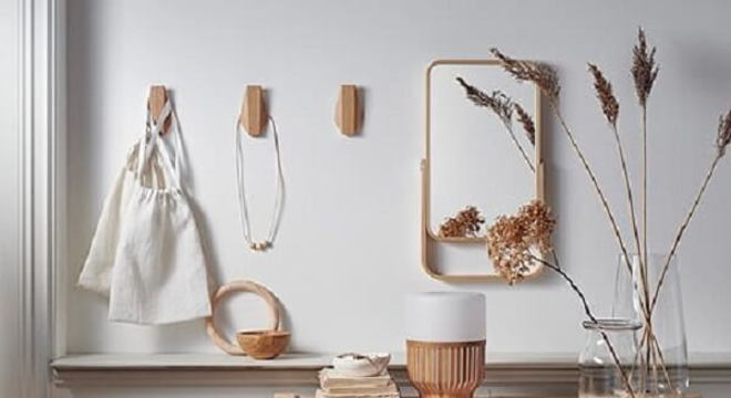 Gancho de parede feito em madeira fixado próximo ao aparador