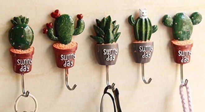 Gancho de parede feito em resina com imagem de cactos