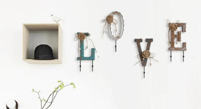 Gancho de parede formam a palavra LOVE