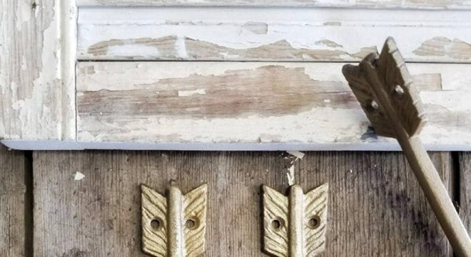 Gancho de parede metálico com imagem de flecha