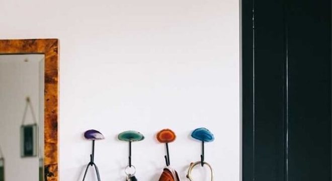 Gancho de parede para bolsa foi fixada próxima a porta