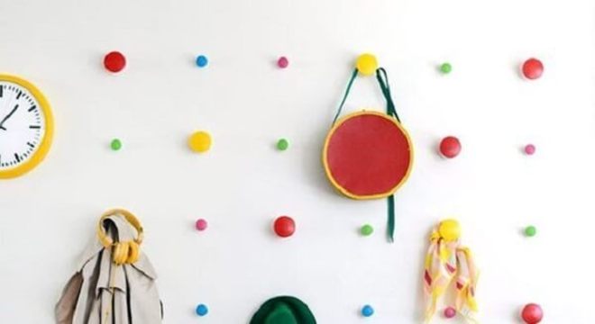 Gancho de parede redondo colorido anima o quarto infantil