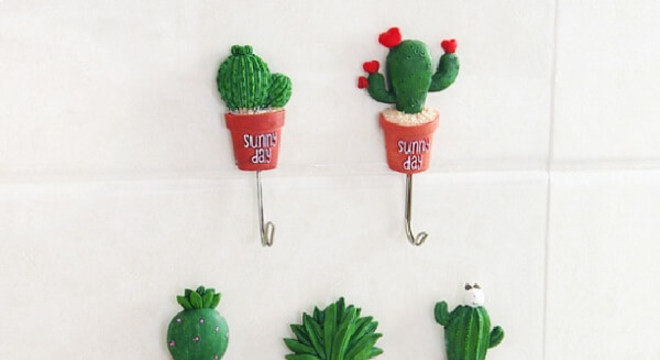Ganchos de parede representam a imagem de cactos
