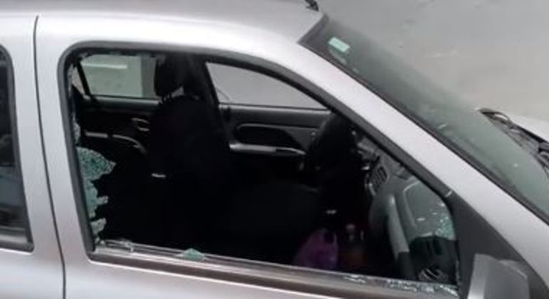 Suspeitos se aproximam de veículos e quebram vidros para roubar celulares