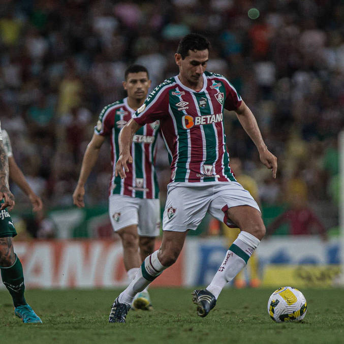 Paulo Henrique Ganso, do Fluminense, domina bola em jogo conta o Palmeiras no Maracanã