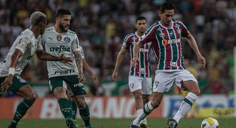 Paulo Henrique Ganso, do Fluminense, domina bola em jogo conta o Palmeiras no Maracanã