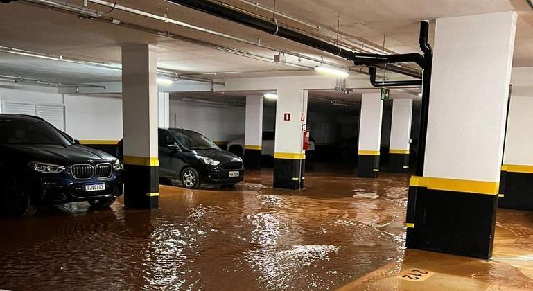 Garagem alagada em prédio de Brasília