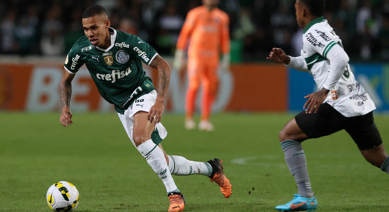Garcia domina a bola para o Palmeiras na vitória contra o Coritiba no Couto Pereira em 2022