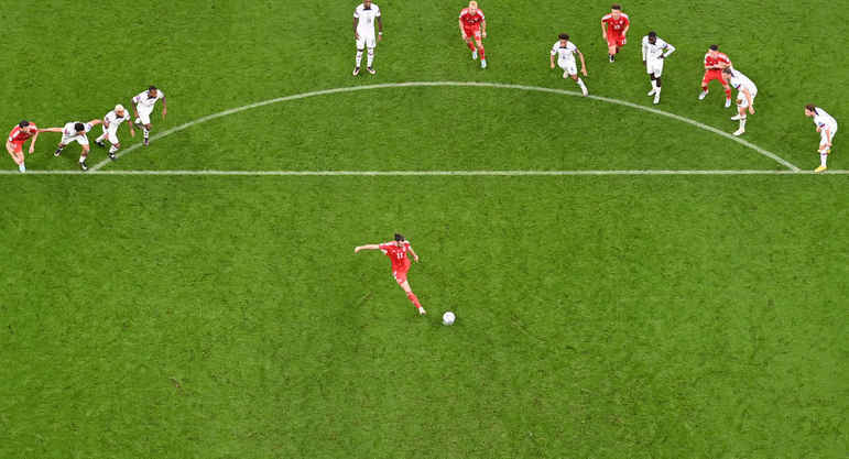 Gareth Bale, de pênalti, empatou para o País de Gales.