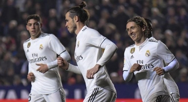 Gareth Bale não está nos planos de Zidane para a próxima temporada, mas permanecer no Real Madrid está nos planos de Bale. Com dificuldades de negociar o atacante, os Merengues cogitam rebaixar o galês para o Real Madrid B para forçar a sua saída, segundo aponta o jornal inglês 'The Sun'