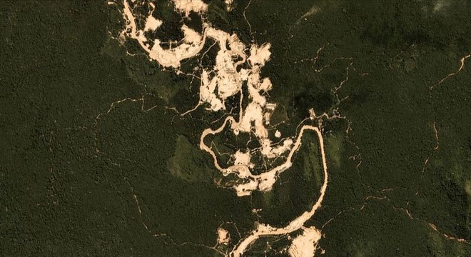 Uso de retroescavadeiras ampliou os danos causados por garimpeiros em rios da Terra Indígena Kayapó, no Pará