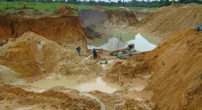  Cratera de garimpo ilegal em Mato Grosso