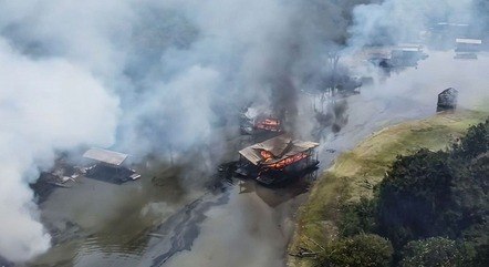 Balsas foram incendiadas ao longo de 1.500 km