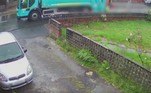 A última ocorrência foi registrada por uma câmera de vigilância da residência e compartilhada pelo tabloide britânico Daily Mail