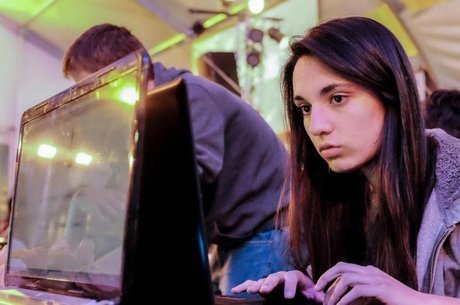 Até mesmo idosos usam smartphones em Israel