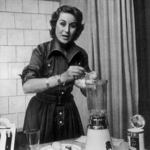 Garota propaganda ensaiando para a inauguração da Record em 1953.