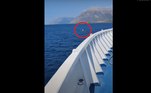 O capitão da balsa localizou a criança no meio do mar e se aproximou lentamente com a balsa, e tudo foi filmado