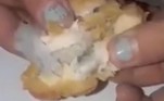 Para surpresa da m�e, tratava-se de um peda�o de m�scara facial: '�Foi cozinhada l� com o frango, como parte da mistura. D� para ver direitinho ela dentro do nugget'Leia mais!�Cobra com mais de 1 m � adotada ap�s ser removida de vaso sanit�rio