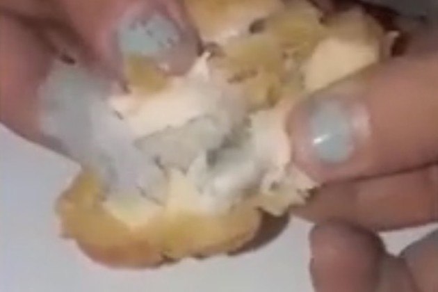 Para surpresa da m�e, tratava-se de um peda�o de m�scara facial: '�Foi cozinhada l� com o frango, como parte da mistura. D� para ver direitinho ela dentro do nugget'Leia mais!�Cobra com mais de 1 m � adotada ap�s ser removida de vaso sanit�rio