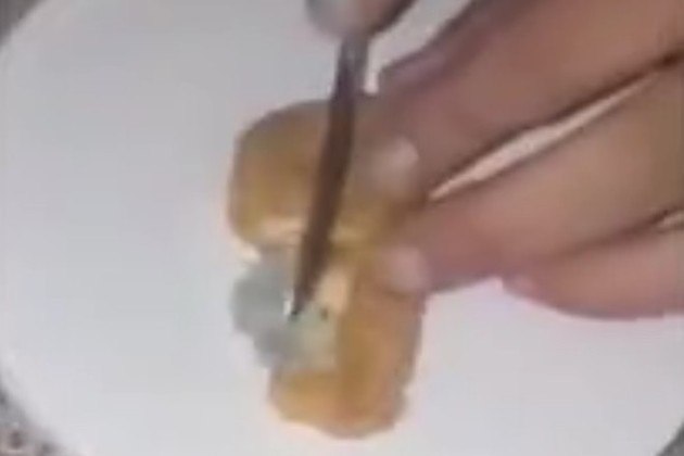 J� em casa, enquanto saboreava a refei��o com a fam�lia, Laura notou a filha engasgar: 'Coloquei os dedos na garganta dela para tirar o que estava l� e era uma coisa azul', lembra