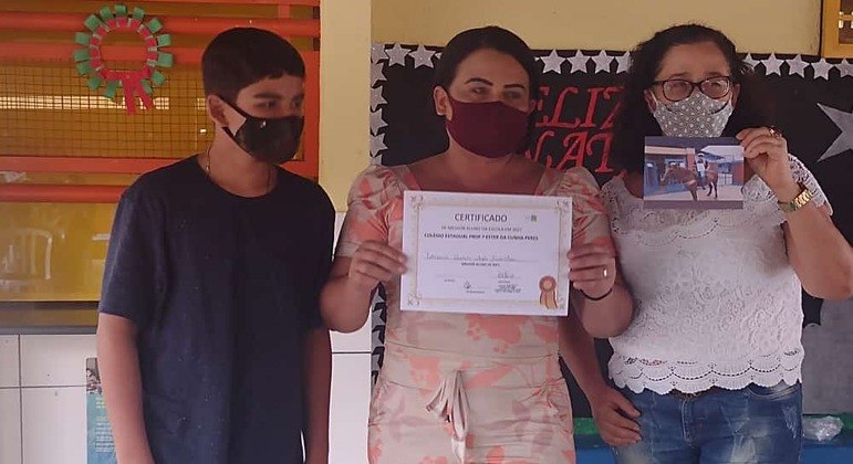 Lorran dos Santos, de 14 anos, se destacou como aluno do ano em Luziânia (GO)