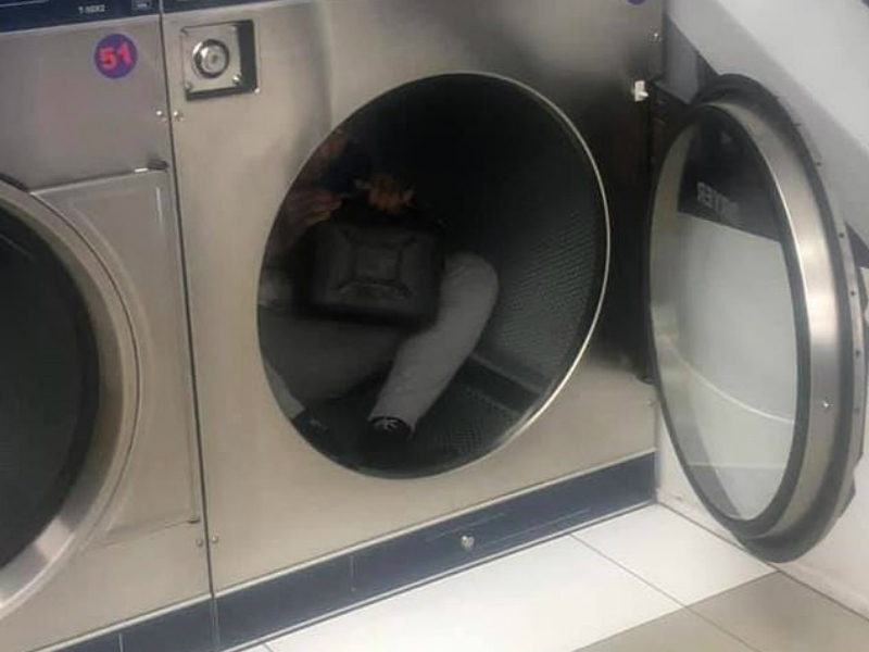 Garoto é flagrado baforando gasolina em secadora de lavanderia - Fotos - R7  Hora 7