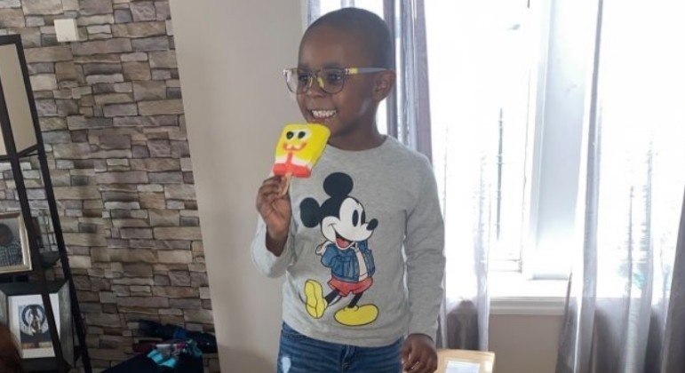 O menino acima mobilizou internautas ao gastar R$ 13,7 mil em picolés do Bob Esponja