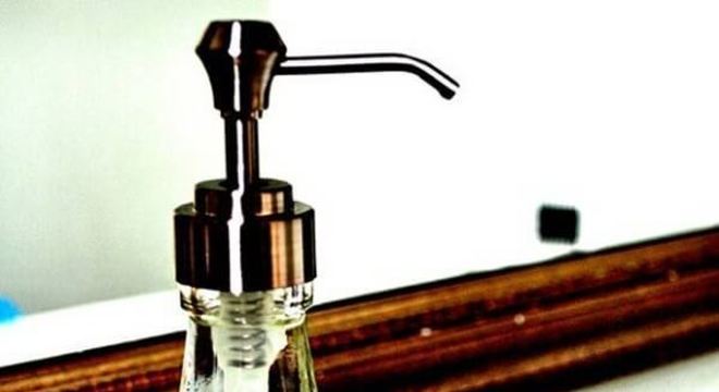 Garrafa de Whiskey Jack Daniel's transformada em saboneteira