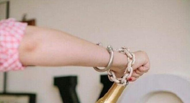 garrafa decorada com glitter para festa de ano novo