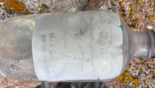 Mulher encontra uma garrafa na praia com uma mensagem escrita há mais de 30 anos