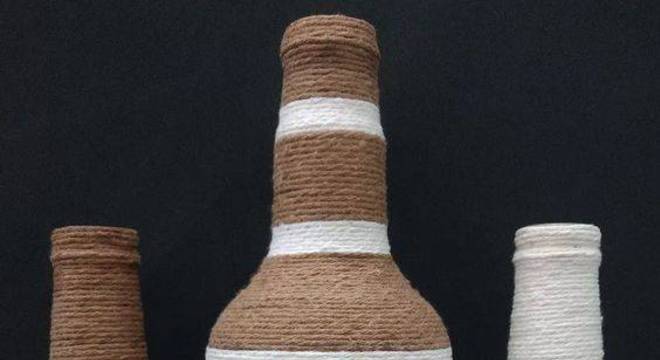 garrafas decoradas com barbante - garrafa de vinho com barbante pintado 