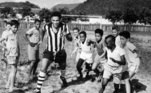 PAU GRANDE (BRASIL), 1958.- El jugador Garrincha, delantero de la selección brasileña de fútbol, juega con varios niños ataviado con la camiseta del club Botafogo, durante una visita a su tierra natal, Pau Grande. EFE/Manchete/jgb

