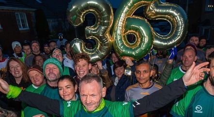 Para correr as 365 maratonas, McKee usou 22 pares de tênis