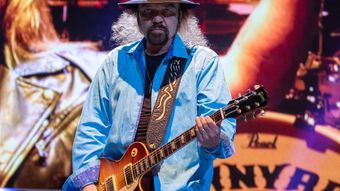 Gary Rossington, que sobreviveu à queda do avião que matou parte do Lynyrd Skynyrd, morre aos 71 anos