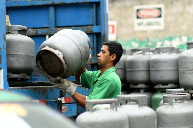 Gás de cozinha pode ficar mais barato em Minas - Economia - Estado