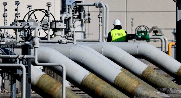 Homem trabalha nas instalações do gasoduto Nord Stream 1 em Lubmin, na Alemanha